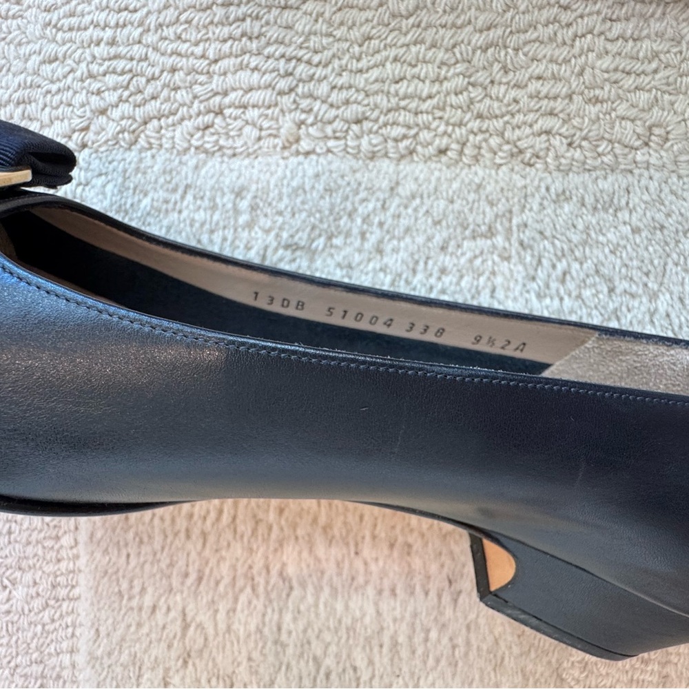 Salvatore Ferragamo Navy Leather Vara Shoes with Bow 9.5 Narrow Never Worn! - Picture 11 of 14